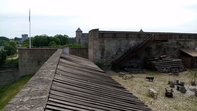 Estonian-russian border, Narva river, Hermann castle, Narva fortress смотреть онлайн