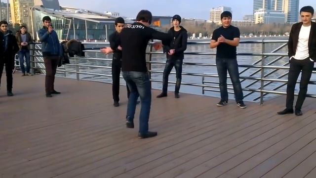 СУПЕР ЛЕЗГИНКА НА УЛИЦЕ КАВКАЗЦЫ смотреть онлайн