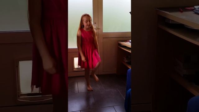Isha zingt: Zo verliefd van Laura Omloop смотреть онлайн