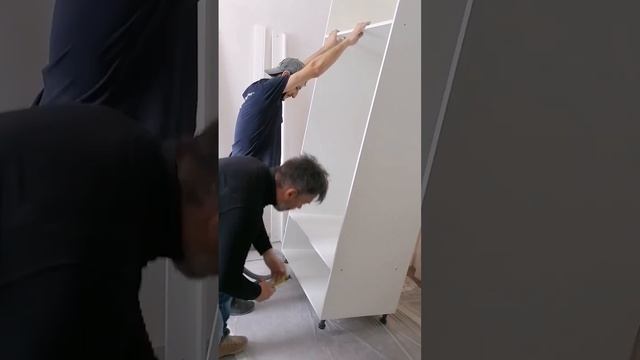 Столярные будни:Установка с юмором #мотобудни #wood #design #шкаф #белыйшкаф смотреть онлайн