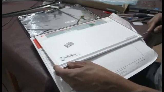 Laptop screen replacement / How to replace Toshiba Satellite L755-S5355 Screen смотреть онлайн