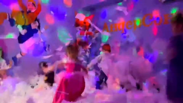 Новогодняя ёлка! Распаковка подарков. Christmas tree! Unpacking gifts. смотреть онлайн