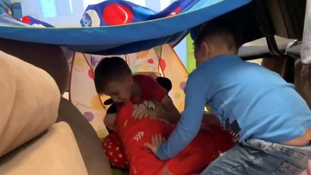 РУМ ТУР Как построить дом из подушек и стульев для ребенка ДОМИК ДЛЯ детей смотреть онлайн