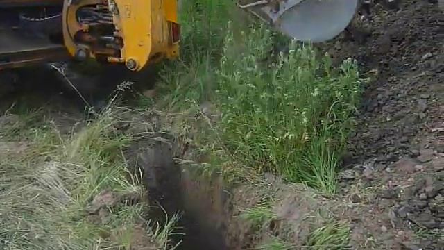 Копка траншеи экскаватором погрузчиком JCB в Калуге, 挖掘壕沟，用挖掘机搬运车辆JCB смотреть онлайн