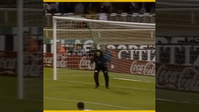 Вратарь круто отбил мяч