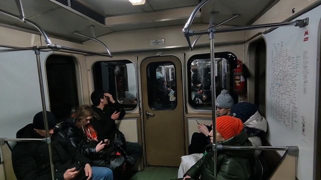 Калужско-Рижская линия метро. 81-717/714 "Номерной". Новоясеневская - Медведково. Ракурс с торца. смотреть онлайн