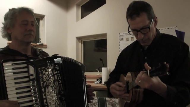 Accordion Baritone Uke Waltz смотреть онлайн