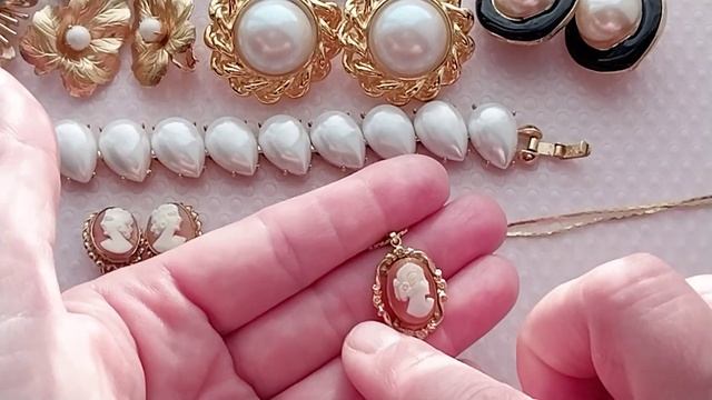 257. Великолепная винтажная бижутерия Трифари,Напье,Сары Кавентри и украшения без маркировки. смотреть онлайн