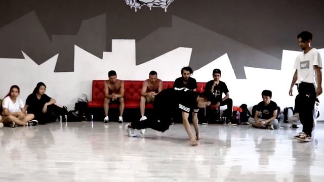 Seriy VS LookOut (TOP 9)[ Red Bull Footwork Contests ] 21.07.2019 смотреть онлайн