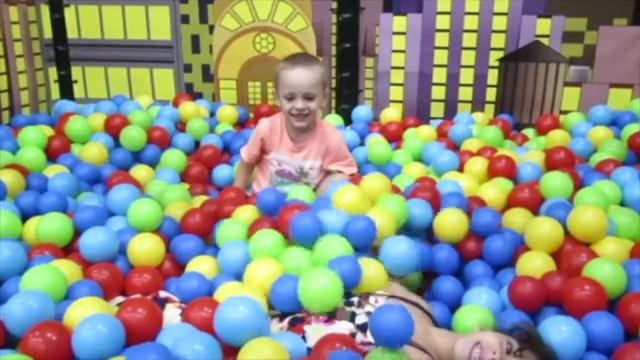 Продолжение прогулки и веселья в игровом центре. смотреть онлайн