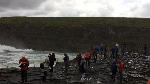 Золотой водопад Gullfoss в Исландии - вблизи смотреть онлайн