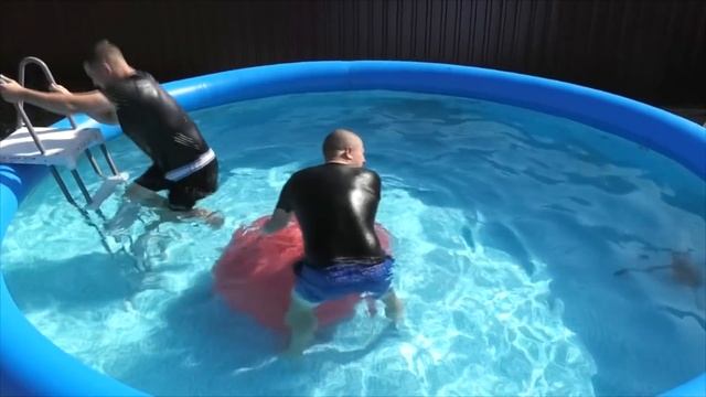 НИКОГДА НЕ ПРЫГАЙТЕ НА ГИГАНТСКУЮ БОМБОЧКУ в БАССЕЙНЕ на БАТУТЕ !!! смотреть онлайн