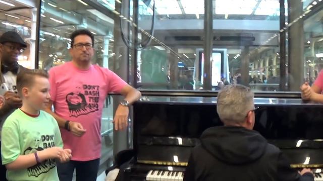 Flashmob Chanting 'Don't Bash The Piano' at a Pianist смотреть онлайн