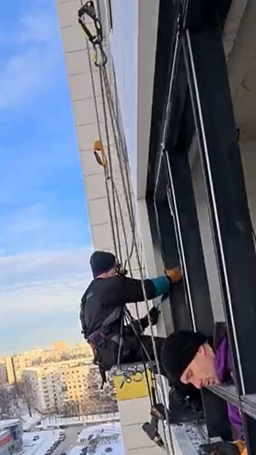 Замена холодного остекления альпинистами за 1 минуту смотреть онлайн