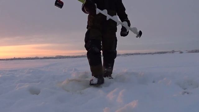 Ледобур MORA Nova System и шуруповерт,сверлю одной рукой смотреть онлайн