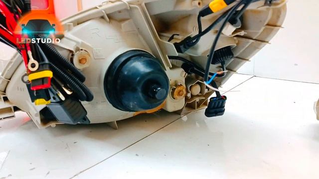 Toyota Echo восстановление и апгрейд фар смотреть онлайн