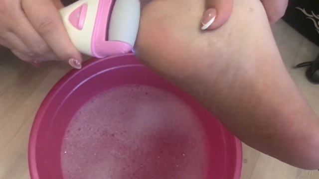 Розовые пяточки в действии! Обзор электрической роликовой пилки Kitfort KT-3112 смотреть онлайн