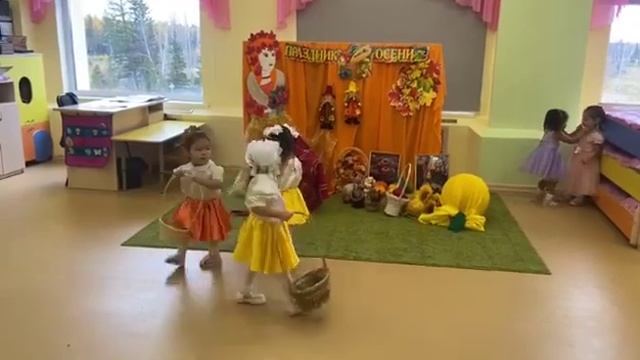 2 младшая группа Почемучки. Танец с корзинами смотреть онлайн