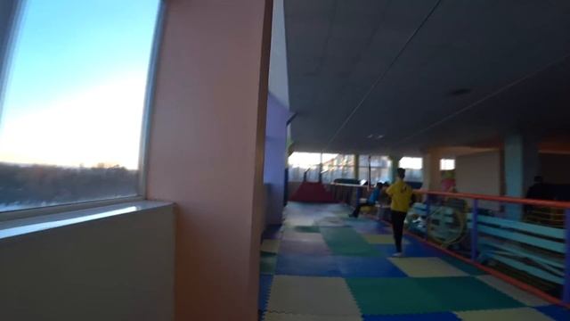 Приехали в Crazy Land, катаемся на роликах, тестируем очки VR. Новый аттракцион в Крейзи ленд ТИР смотреть онлайн