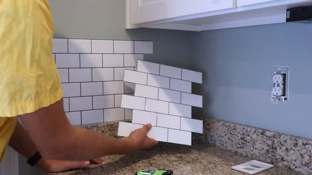 HOW TO INSTALL PEEL AND STICK TILE BACKSPLASH | Are Sticker Backsplash Tiles The Way To Go? смотреть онлайн