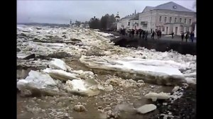 ЭКСКЛЮЗИВ!В Великом Устюге ледоход заваливает набережную десятками тонн льда