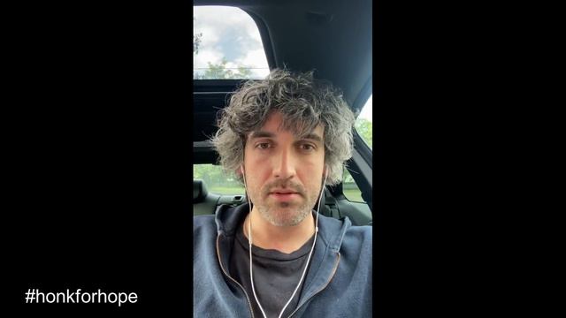 In Russian: Александр объясняет, почему петицию #honkforhope нужно подписать, и как это сделать.