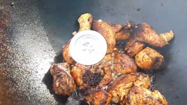 Настоящий тест термометра для мяса за 200 р. Готовим домашнюю курочку в казане 22 литра на костре. смотреть онлайн