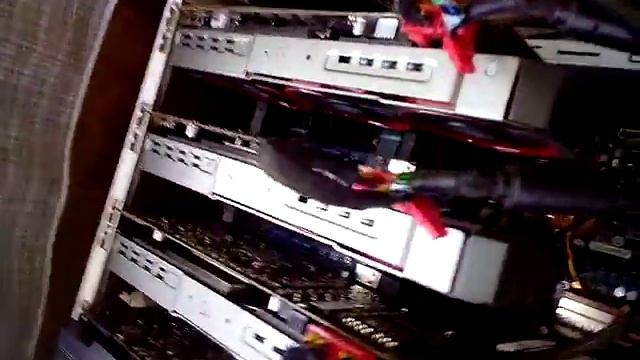 Ферма для майнинга криптовалют. Пять R9 280X 3Gb смотреть онлайн
