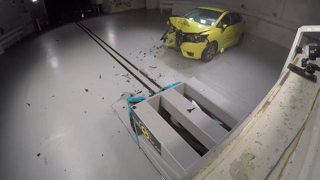 Euro NCAP 20 years of crash testing - Honda Jazz vs Rover 100 Comparison смотреть онлайн