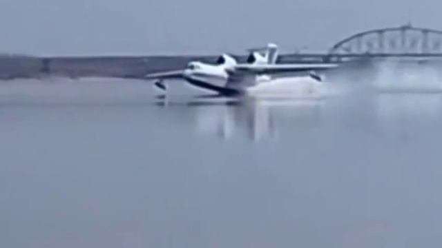 Самолет-амфибия БЕ-200 тушит пал набирает воду на Зее для тушения пожаров. Благовещенск смотреть онлайн