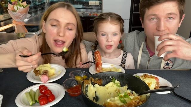 МУКБАНГ СОСИСКИ/ НАША ПЕРВАЯ ВСТРЕЧА С АРТЕМОМ