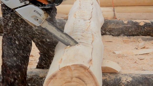 Рубка паза бензопилой и теслом на кедровом бревне. смотреть онлайн