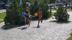 Ника и подруга Аня на фонтане!