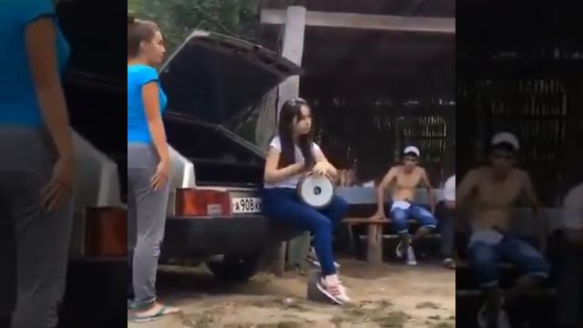 Девушка играет барабан под музыку чоколета смотреть онлайн