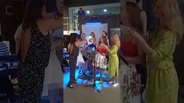 кто всех друзей зовёт в свой дом? Ди...Ма. смотреть онлайн