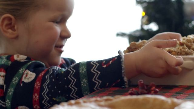 We Wish You A Merry Christmas - Romeo Eats смотреть онлайн