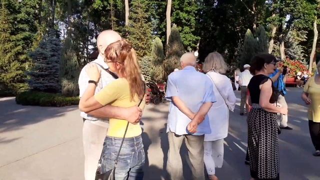Недолюбила, я в тот короткий вечер!??/Танцы в парке Горького Харьков июнь 2021 смотреть онлайн