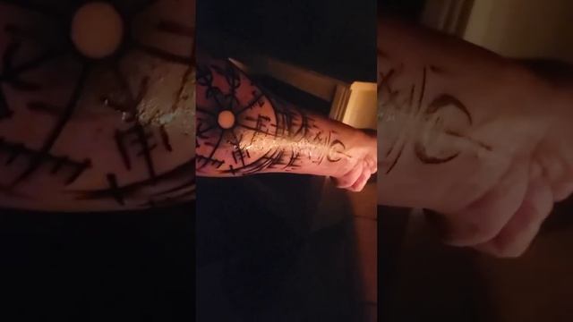 Neues Tattoo mein Vegvisir ist endlich fertig???Walhalla Rising #vegvisir #tattoo #newtattoos #fres смотреть онлайн