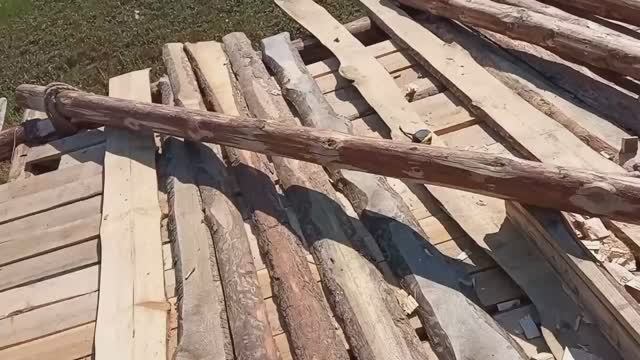 Сборка крыши. Стропила из бревен.mp4 смотреть онлайн