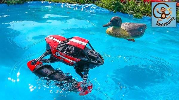 Дети и Машина. Диана и Даня играют в машинки игрушки в луже. Манкиту