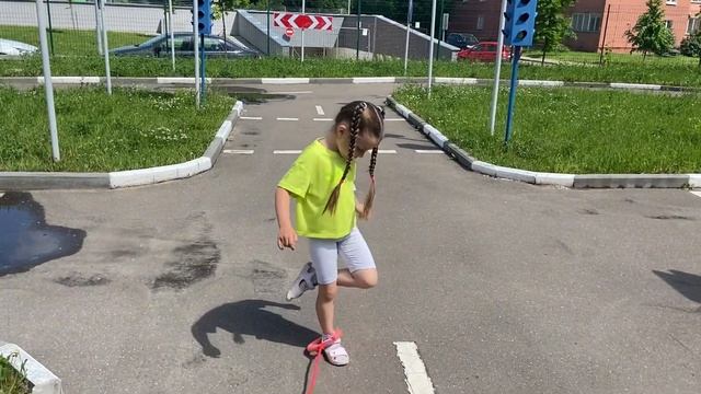 Учимся прыгать на НЕЙРОСКАКАЛКЕ! Ангелина купила новый самокат! смотреть онлайн