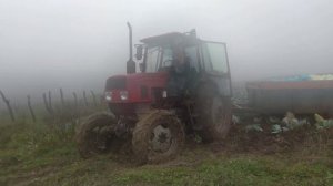 Трактор МТЗ-60 с прицепом полный грузом. Перевозка капусты. Трактор буксует.