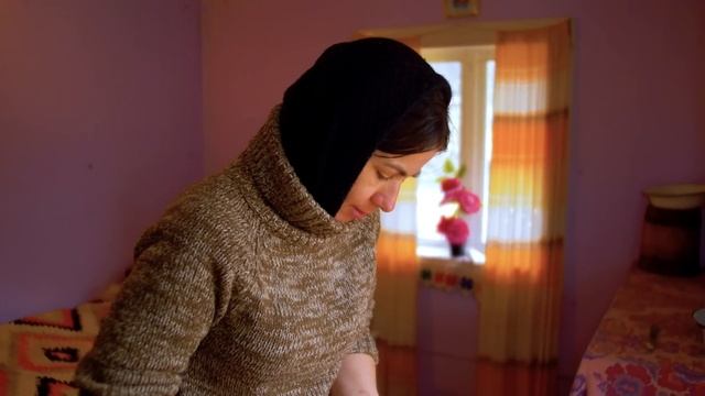 LIFE in the Mountains of Ukraine. How to cook homemade smoked sausage смотреть онлайн