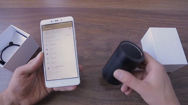 Стильная колонка Xiaomi MI Bluetooth Speaker V2 с встроенным микрофоном.