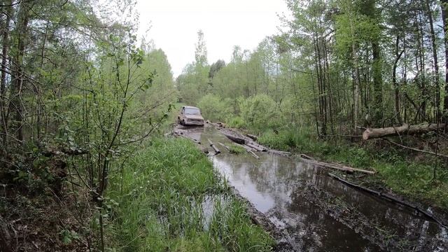 Как заехать в отвесный подъем в глубоком русле. Оффроуд экспедиция по Тверской области смотреть онлайн