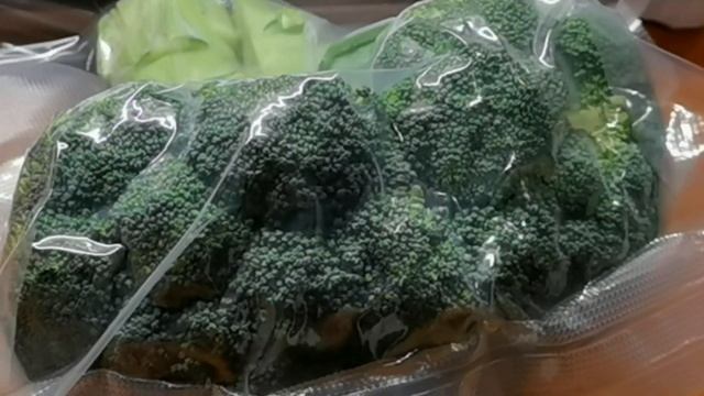 Vacuum Seal Broccoli with SilverCrest Vacuum Sealer смотреть онлайн