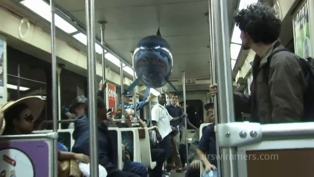 Летающие надувные рыбы на пульте управления смотреть онлайн