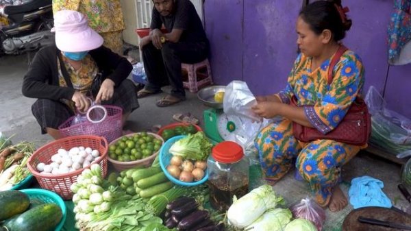 Daily Fresh Food & Lifestyle @ Boeng Tompun Market - Fish, Pork, & More