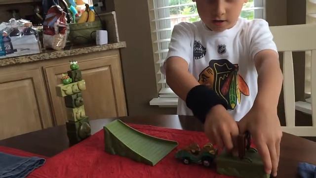 Hal smashing Angry Birds in slow motion смотреть онлайн