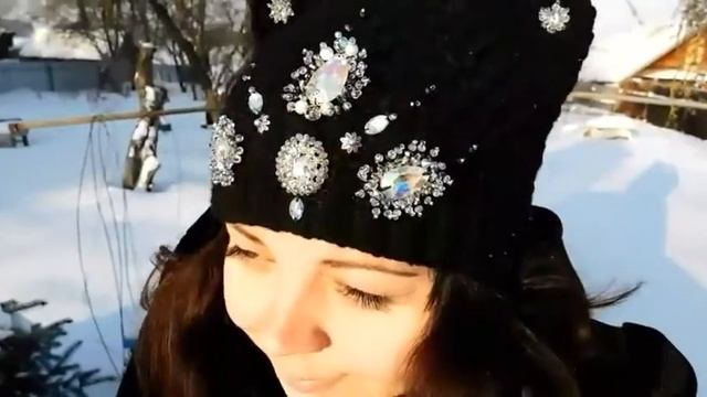 Вязаная котошапочка с авторской вышивкой от мастерицы Эльвиры Вязаловой смотреть онлайн